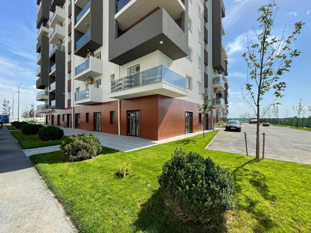 Inchiriere 11 Spatiu comercial nou, echipamente moderne, 900 mp, stradal, zona cu vad