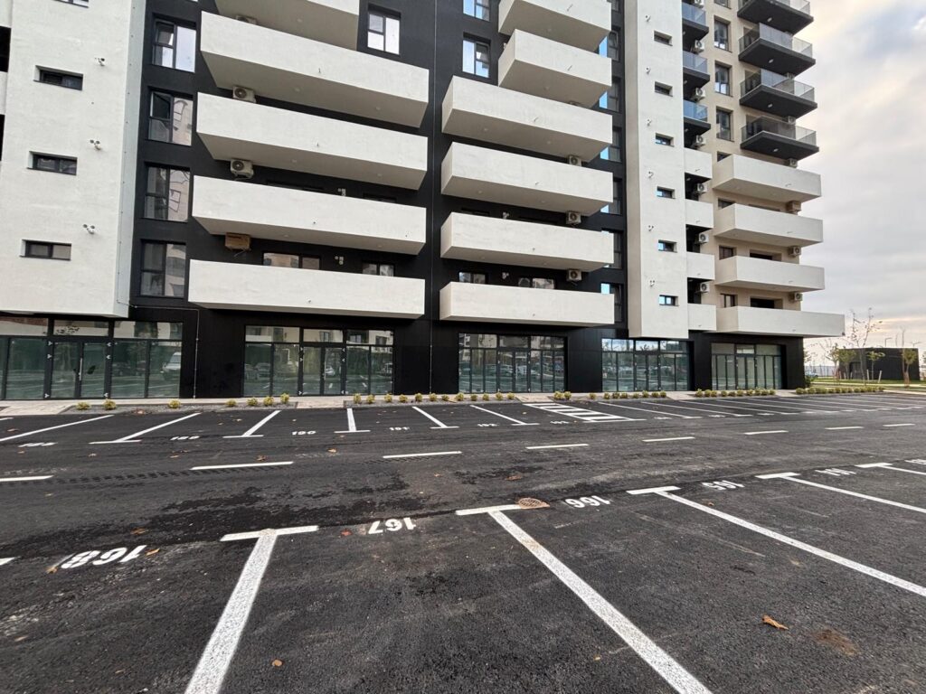 Spatiu comercial de inchiriat, amplasare stradala, 700 mp, vad comercial, zona Bd. Metalurgiei