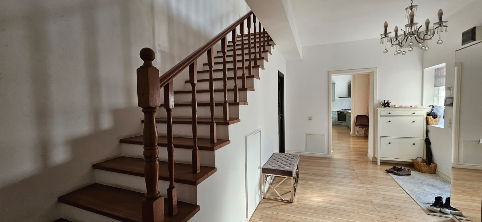 Vila individuala cu 4 camere, P+1E+M, zona excelenta, Parcul Carol, metrou Eroii Revolutiei