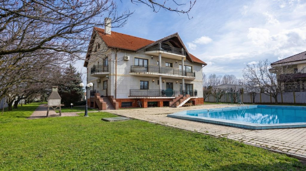 Apartamente cu mutare rapida 31 Proprietate premium in Sectorul 4 | Vila 530 mp utili si teren generos de peste 2.600 mp