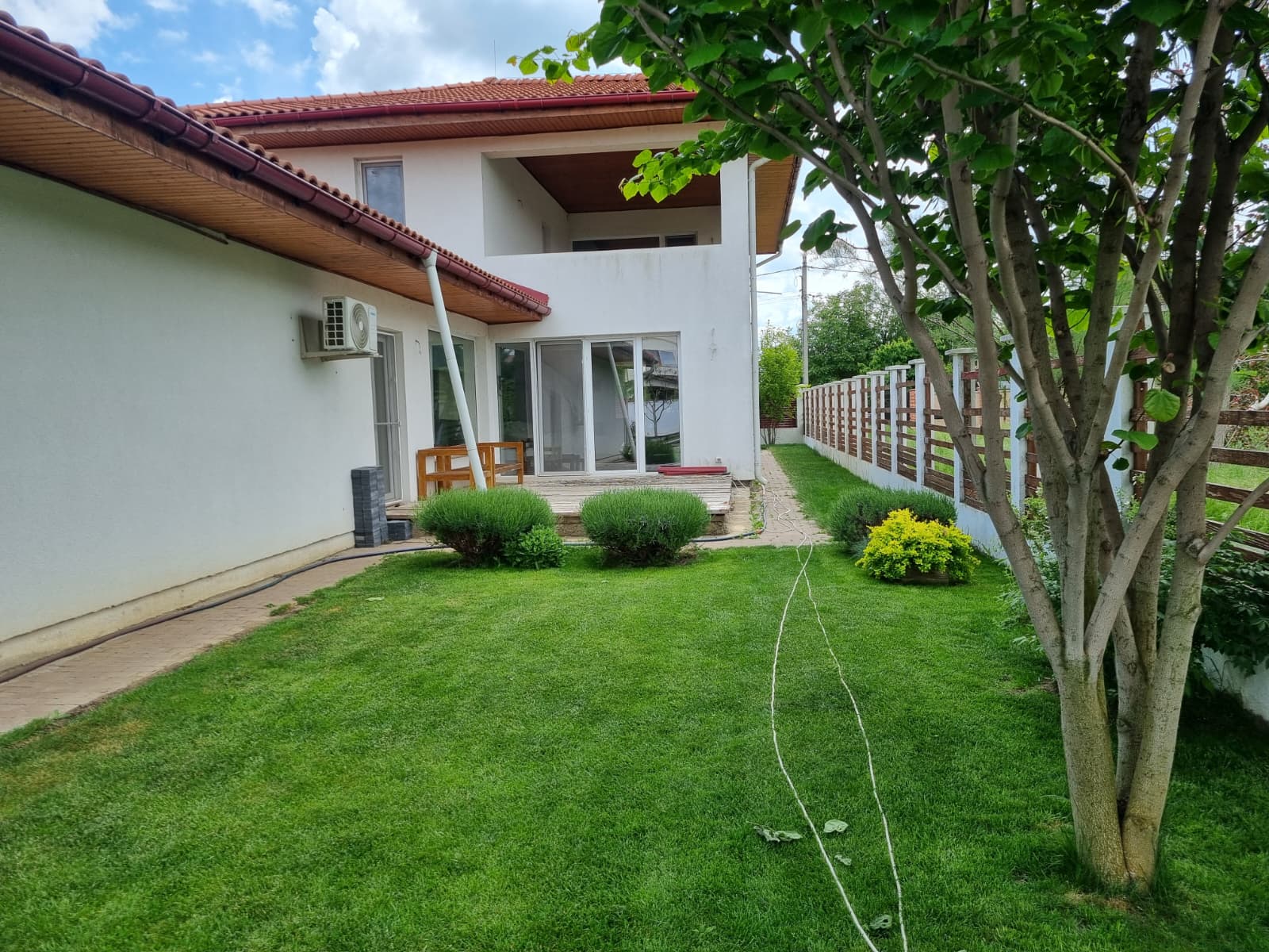 Vila individuala cu 6 camere, 248 mp utili, teren generos – Comuna Berceni