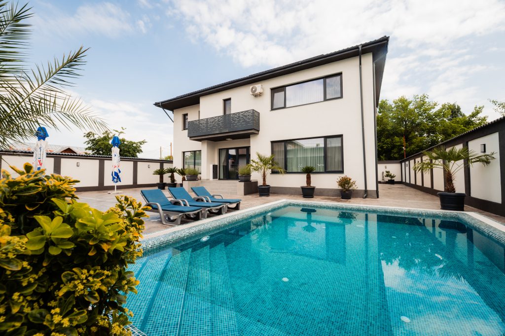 Anunturi ansamblu rezidential 1 Vila exclusivista cu 5 camere, teren amplu, foisor ultra-echipat si piscina incalzita – Sector 5