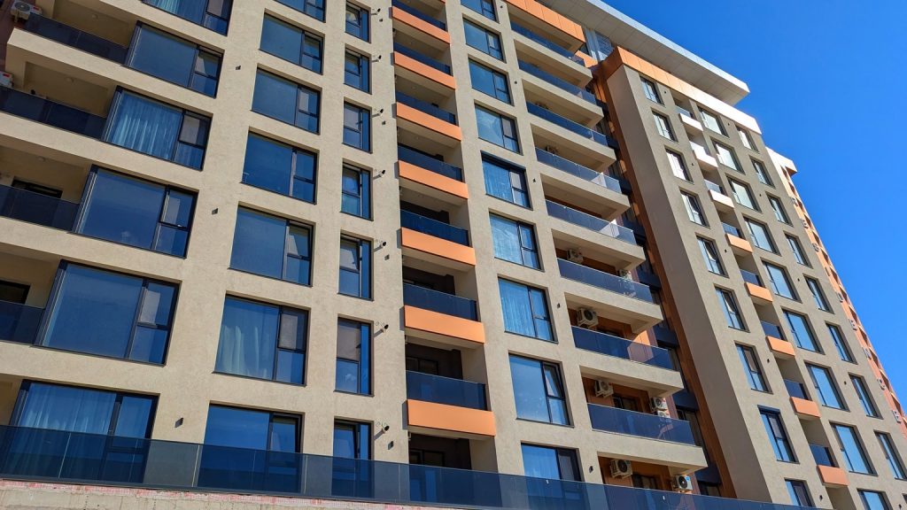 Apartament cu 3 camere, decomandat, terasa 55 mp, acces facil Metrou Berceni